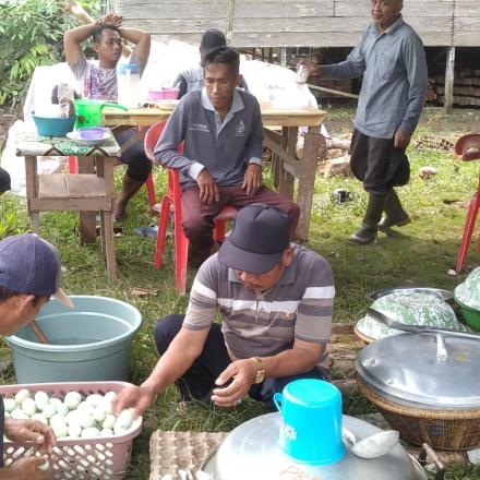 Duduk Gawi Warga Masyarakat Desa Bawahan Seberang Untuk Persiapan Haul Syekh Samman Al-Madani